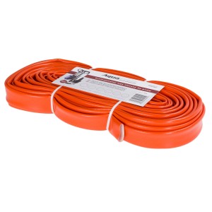 Pomarańczowy, płaski wąż ogrodowy, zwinięty i z etykietą.