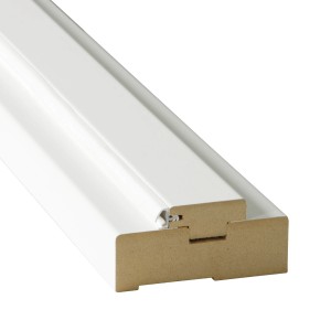 Zbliżenie białej ościeżnicy drzwiowej (t.b.t.) do drzwi wewnętrznych.