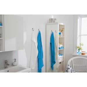 Scena łazienkowa z ręcznikami na haczykach i półkach.