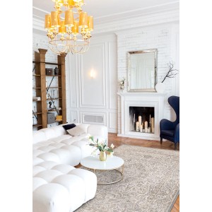 Beżowy wzorzysty dywan t.b.t. z krótkim włosiem w eleganckim salonie.