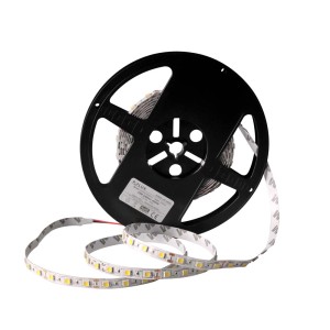 Zwinięta taśma LED t.b.t. na czarnej szpuli. Elastyczna listwa świetlna do oświetlenia pośredniego.