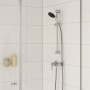 Bateria prysznicowa Grohe QuickFix Start do montażu ściennego w strefie prysznica z białymi płytkami.