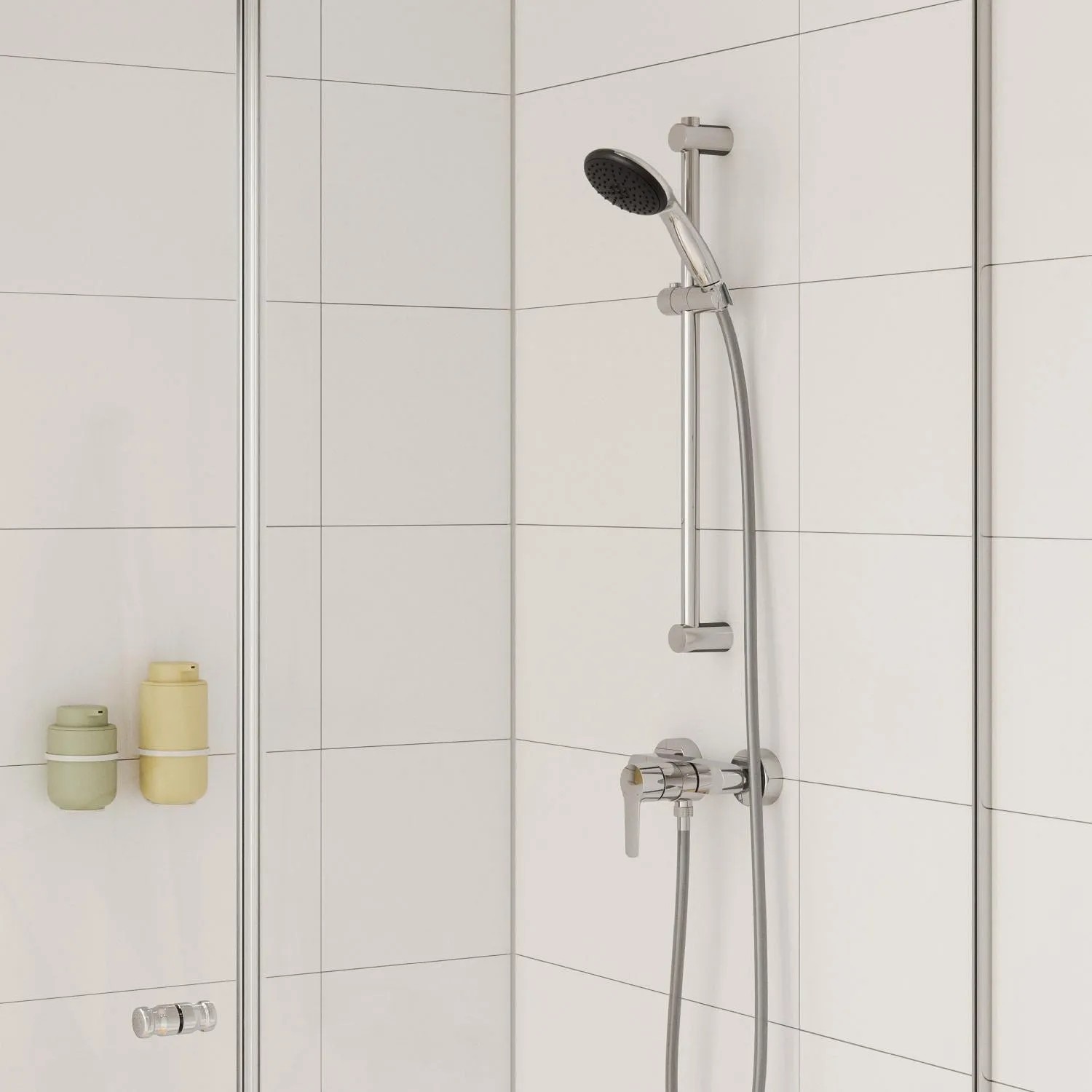 Bateria prysznicowa Grohe QuickFix Start do montażu ściennego w strefie prysznica z białymi płytkami.