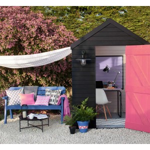 Scena z niebieską ławką, domkiem ogrodowym i akcentami kolorystycznymi. Farby ochronne.