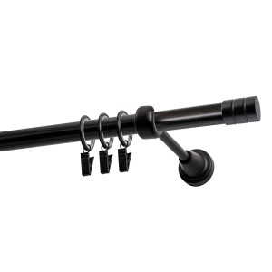 Czarny karnisz t.b.t. z pierścieniami i zakończeniem.