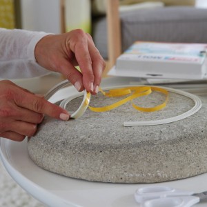 Mocowanie białego profilu okiennego za pomocą taśmy klejącej. Akcesoria okienne.