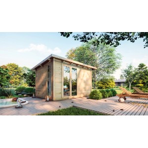 Jasny drewniany domek ogrodowy t.b.t. z dużymi oknami na drewnianym tarasie w ogrodzie.