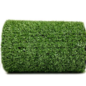 Zrolowana trawa syntetyczna t.b.t. w soczystej zieleni do ogrodu i na balkon.