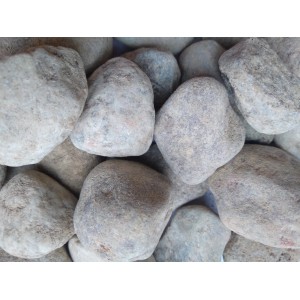 Zbliżenie szarego żwiru ozdobnego, idealnego do ogrodu i krajobrazu.