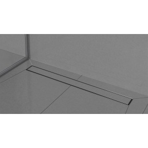 Odwodnienie liniowe t.b.t. wbudowane w szare płytki w strefie prysznicowej.