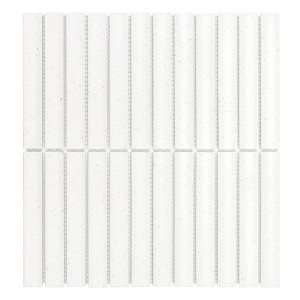 Biała mozaika t.b.t. z podłużnymi elementami na ścianę i podłogę.