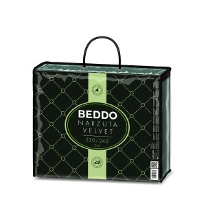 Zapakowana narzuta/koc t.b.t. ze wzorem. Idealna do sypialni.