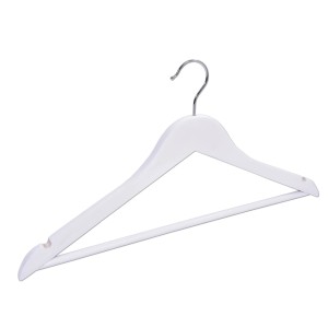 Biały drewniany wieszak na ubrania z metalowym haczykiem.