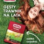 Opakowanie nasion trawy Substral na trawniku z kobietą. Gęsty trawnik na lata.