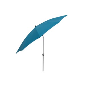 Niebieski parasol balkonowy zapewniający cień na balkonie.