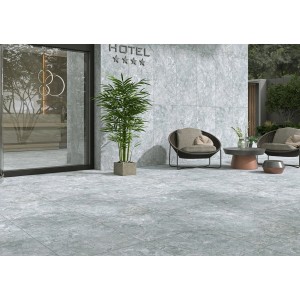 Szare płytki podłogowe t.b.t. na zewnątrz hotelu.