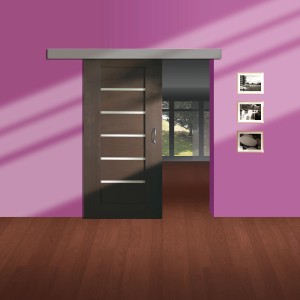 System szynowy do drzwi przesuwnych t.b.t. z brązowymi drzwiami i srebrnymi akcentami.