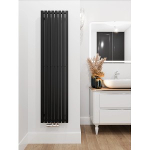Czarny grzejnik t.b.t. w nowoczesnej łazience. Pionowy, smukły design.