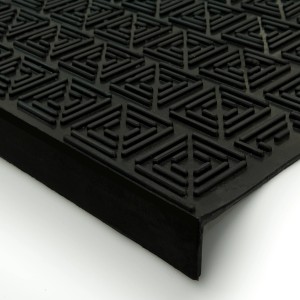 Czarna wycieraczka t.b.t. z wzorem rombów.