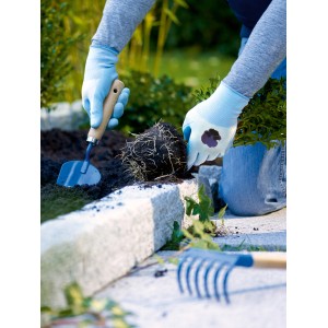 Prace ogrodowe z LUX lateksowymi niebieskimi rękawicami ogrodowymi rozmiar 7 (S). Prace związane z sadzeniem w ogrodzie.