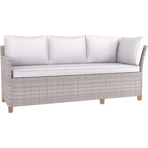 Szara sofa ogrodowa z rattanu z białymi poduszkami, część zestawu mebli ogrodowych.