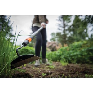 Prace ogrodowe z narzędziem modułowym t.b.t. do pielenia i spulchniania gleby.