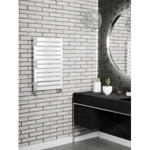 Biały grzejnik t.b.t. w nowoczesnej łazience z umywalką i lustrem.