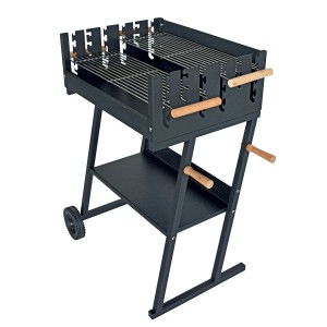 Czarny grill węglowy z półką i drewnianymi uchwytami.