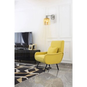 Nowoczesny kinkiet t.b.t. z bursztynowym szklanym kloszem w salonie.