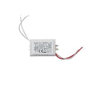 Transformator LED t.b.t. do taśm LED, biała obudowa z kablami.