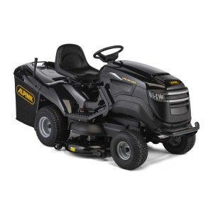 Czarny traktorek ogrodowy Alpina AT8 102 HWA z koszem na trawę.