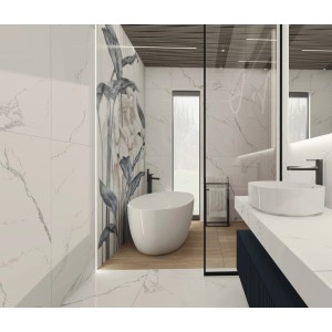 Nowoczesna łazienka z białymi płytkami podłogowymi t.b.t. imitującymi marmur i wanną wolnostojącą.