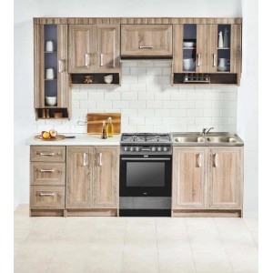 Kompletny zestaw mebli kuchennych w drewnianym dekorze z szafkami górnymi i dolnymi, zlewem i kuchenką.