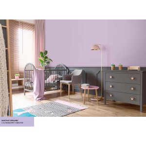 Pokój dziecięcy z fioletową farbą na ścianie. Kolorowe farby do ścian dla pięknego domu.