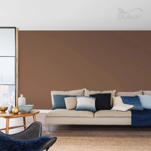 Pokój dzienny z brązową farbą na ścianie. Kolorowe farby do ścian dla przytulnej atmosfery.