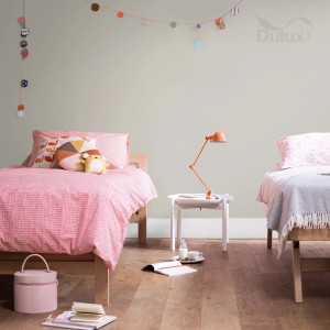 Pokój dziecięcy z pastelową zieloną farbą na ścianach. Kolorowe farby do ścian dla przyjaznej atmosfery.