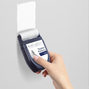 Ręka trzyma wałek z białą farbą do ścian. Wałek do malowania ścian.