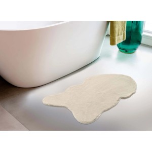 Beżowy dywan z długim włosiem t.b.t. w łazience obok wanny.