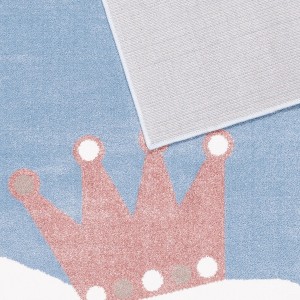 Niebieski dywan z krótkim włosiem z różową koroną i białą chmurą.