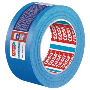 Rolka niebieskiej taśmy maskującej Tesa UV Paper, szerokość 50 mm, do czystych krawędzi malarskich.