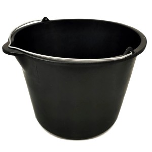 Czarne wiadro murarskie/budowlane z metalowym uchwytem.