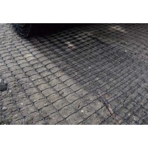 Czarna siatka t.b.t. do stabilizacji gruntu w ogrodzie.