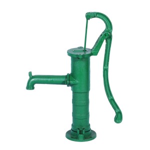 Zielona pompa ręczna do nawadniania ogrodu i poboru wody.