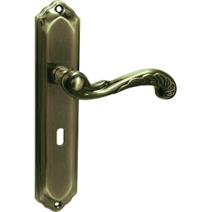 Klamka do drzwi t.b.t. w kolorze brązu z ozdobnymi detalami do drzwi wewnętrznych.