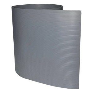 Szara mata ogrodzeniowa t.b.t. zwinięta, widok szczegółowy.