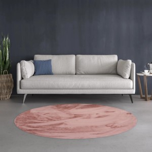 Okrągły, różowy dywan t.b.t. z długim włosiem w salonie.