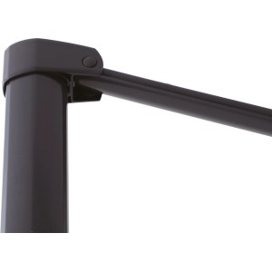 Zbliżenie na ciemnoszarą konstrukcję parasola na wysięgniku.