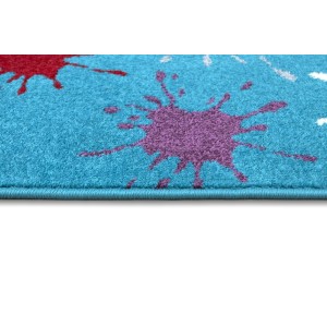 Zbliżenie dywanu z krótkim włosiem z kolorowymi plamami farby.