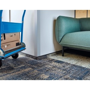 Czarny profil na białej ścianie i wykładzinie dywanowej.