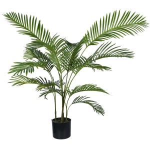 Zielona sztuczna roślina, szczegółowa palma w czarnej doniczce do wnętrz.